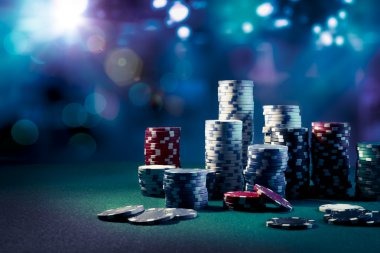 Live dealer spinning the American Roulette wheel on aaaslot